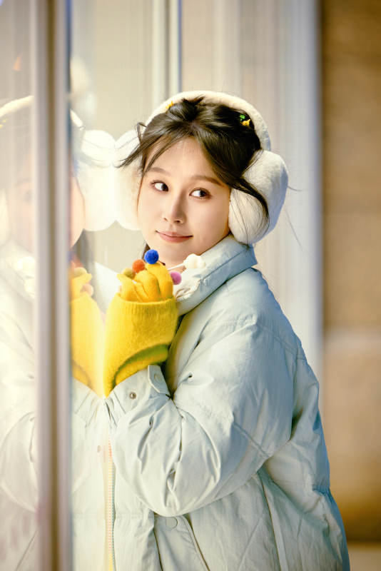 冬季夜晚在都市街头拍照的东方美女图片