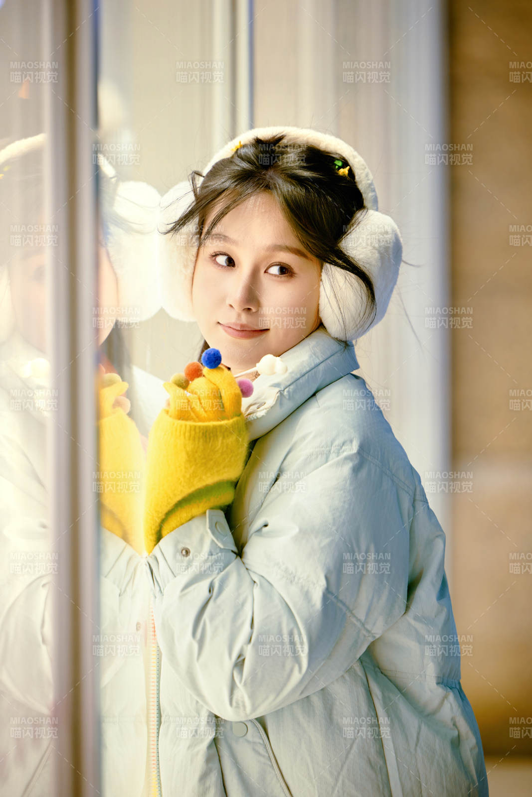 冬季夜晚在都市街头拍照的东方美女图片