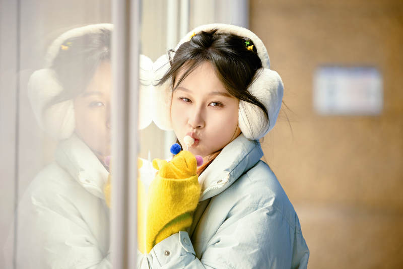 冬季夜晚在都市街头拍照的东方美女图片