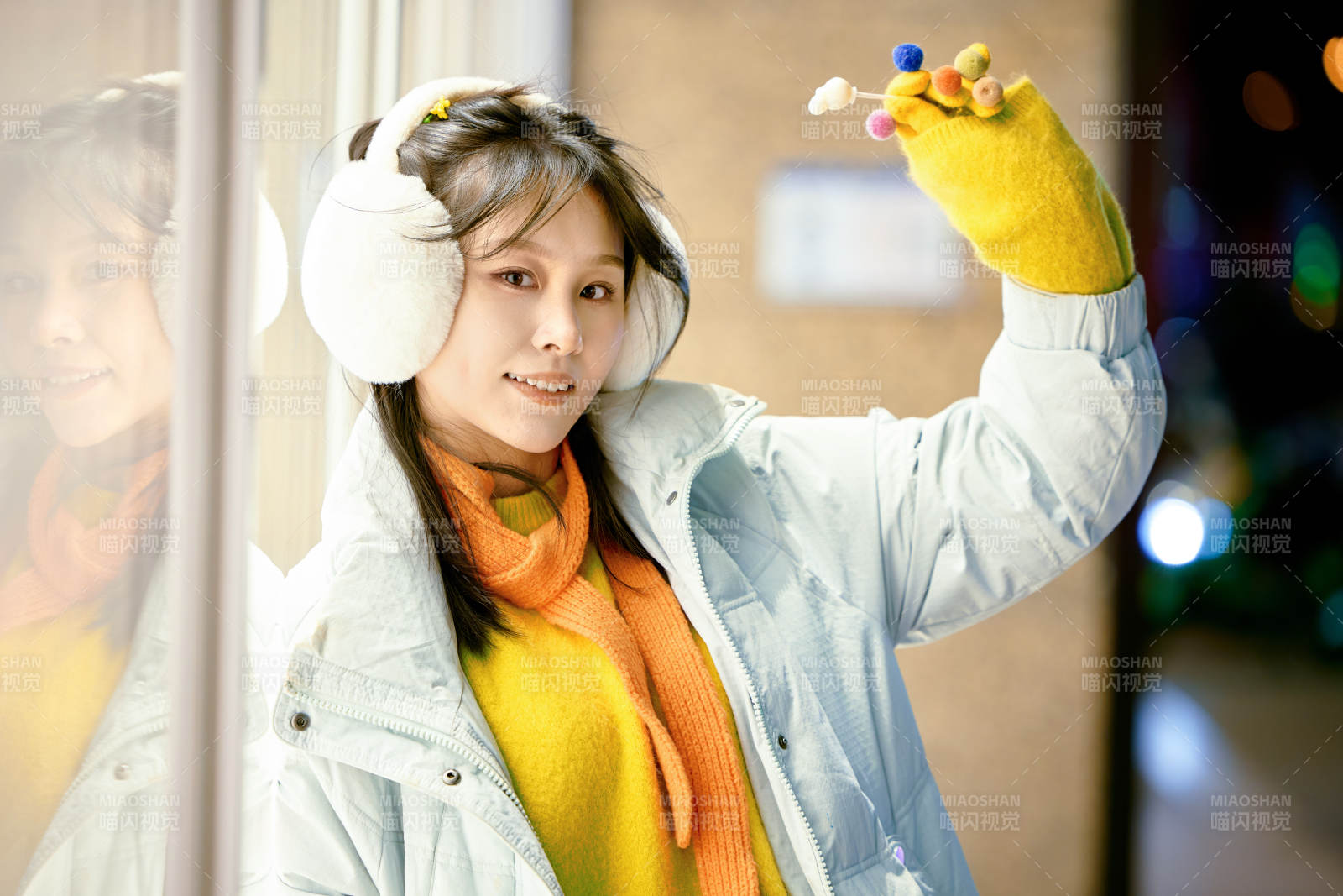 冬季夜晚在都市街头拍照的东方美女图片