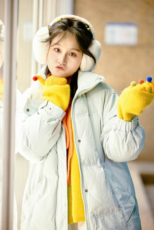 冬季夜晚在都市街头拍照的东方美女图片