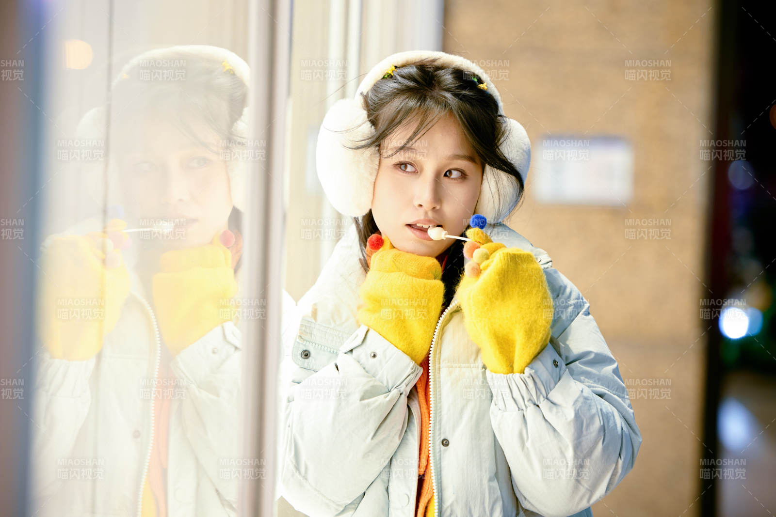 冬季夜晚在都市街头拍照的东方美女图片