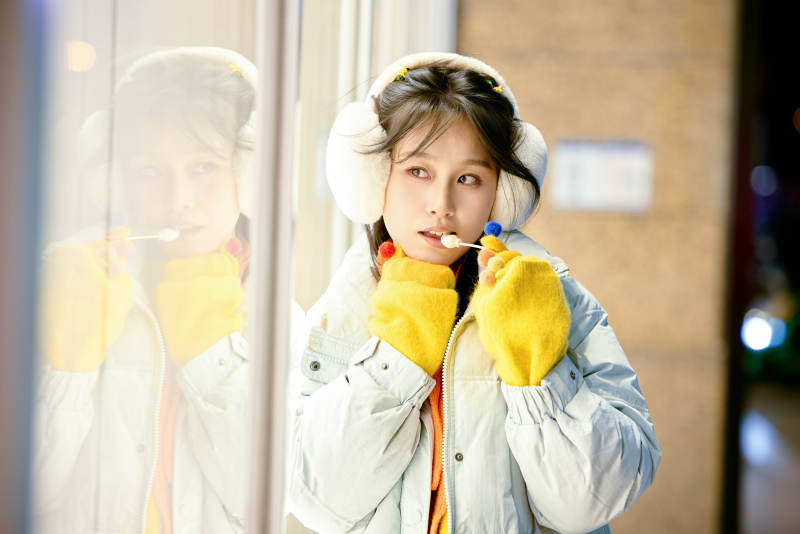 冬季夜晚在都市街头拍照的东方美女图片