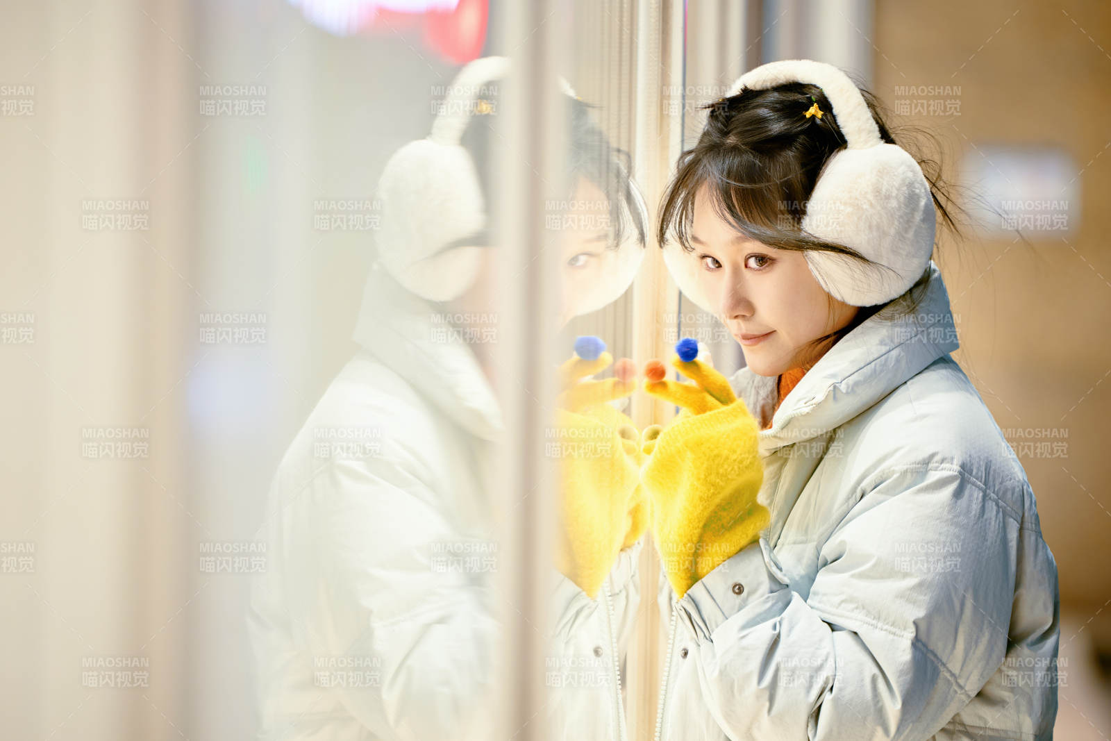 冬季夜晚在都市街头拍照的东方美女图片