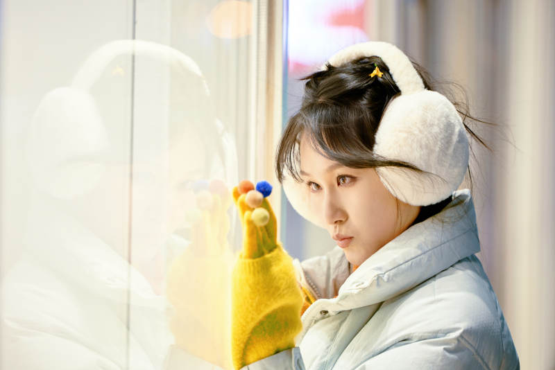 冬季夜晚在都市街头拍照的东方美女图片