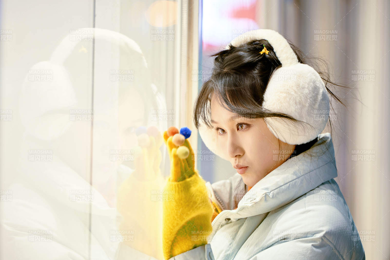 冬季夜晚在都市街头拍照的东方美女图片