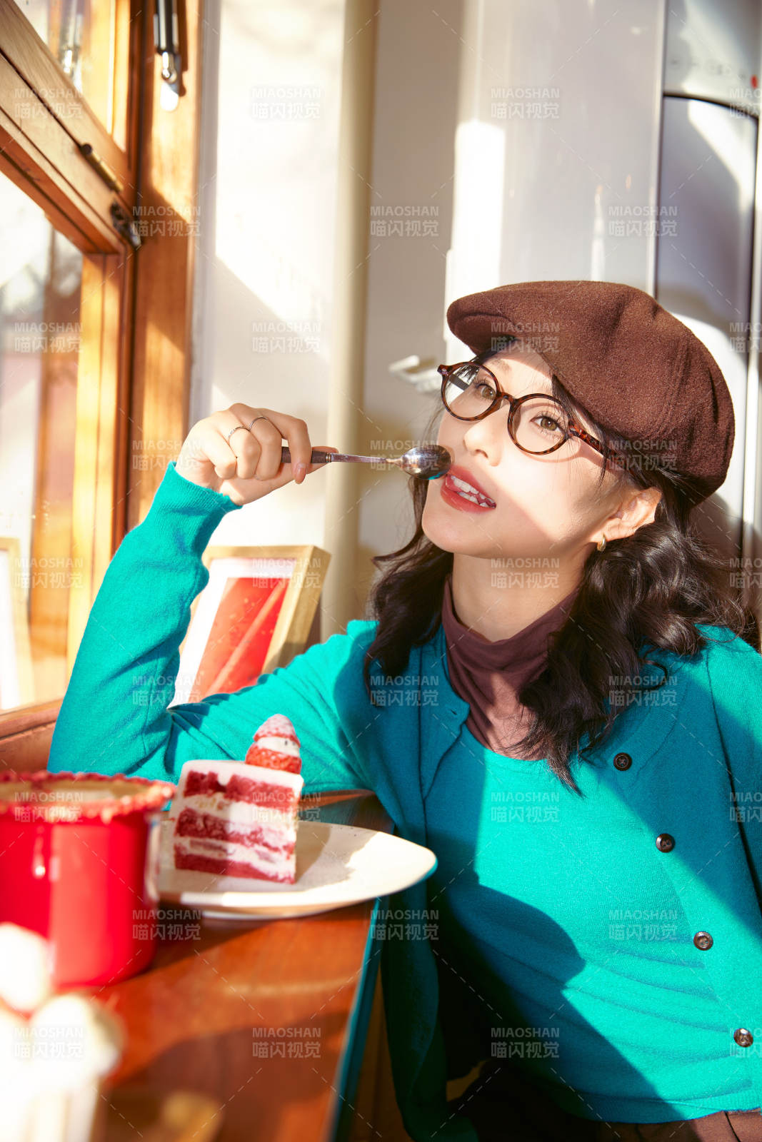 冬日午后坐在咖啡店吃蛋糕喝咖啡的亚洲美女图片