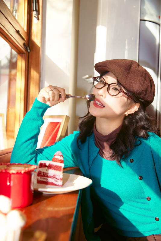 冬日午后坐在咖啡店吃蛋糕喝咖啡的亚洲美女图片