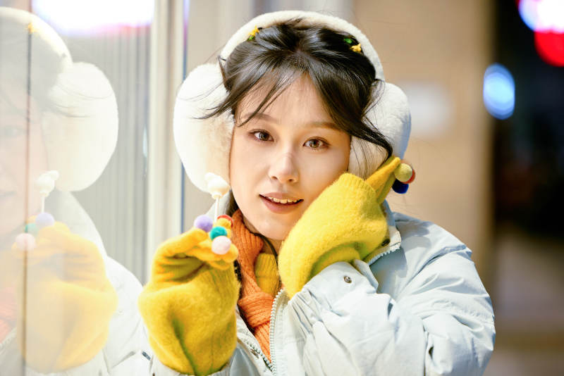 冬季夜晚在都市街头拍照的东方美女图片