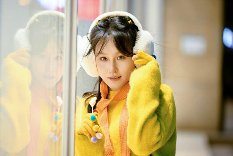 冬季夜晚在都市街头拍照的东方美女图片