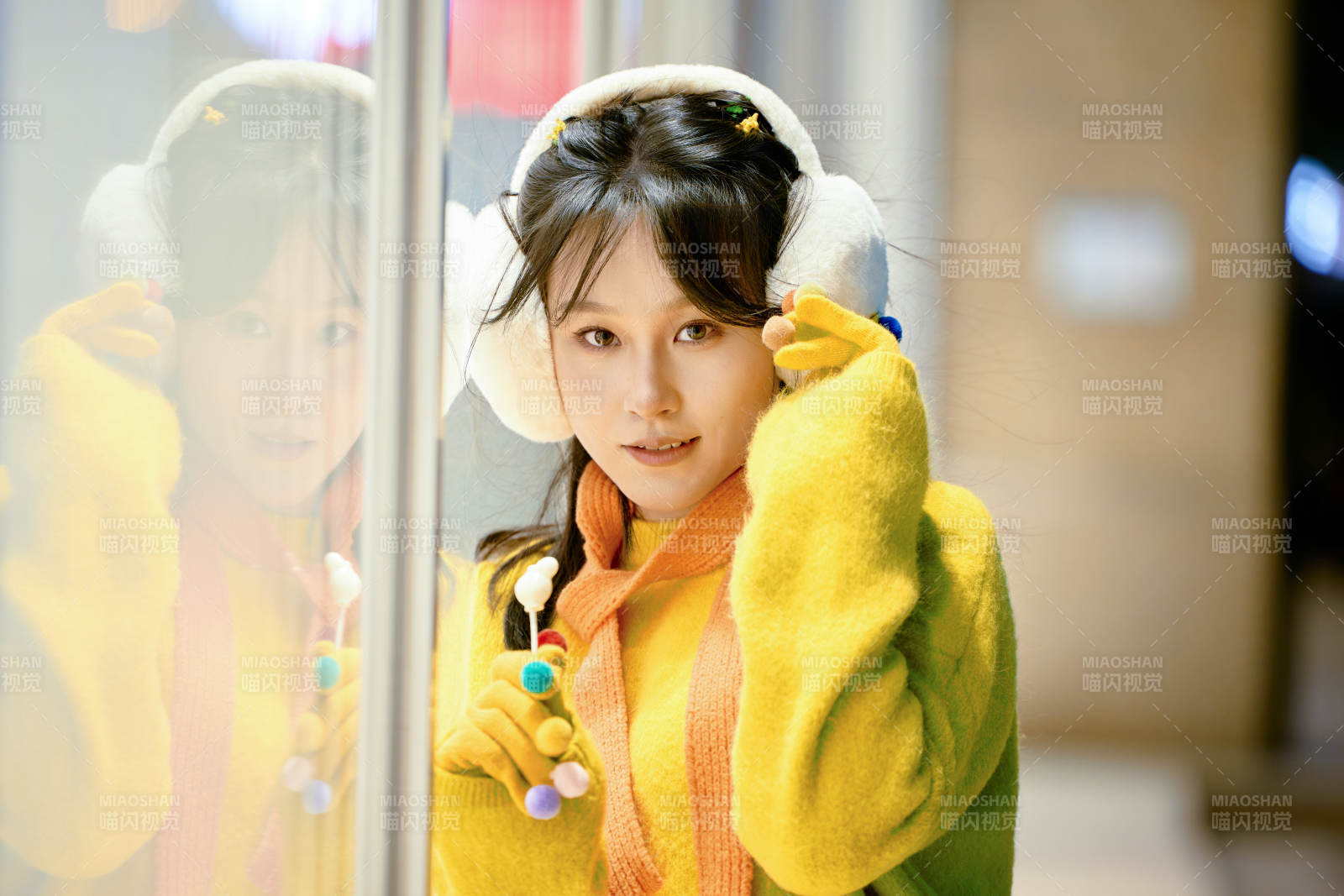 冬季夜晚在都市街头拍照的东方美女图片