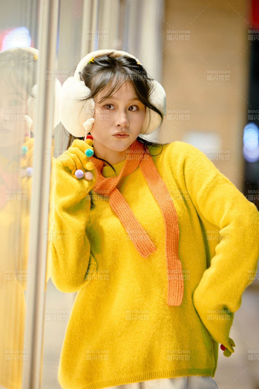 冬季夜晚在都市街头拍照的东方美女图片