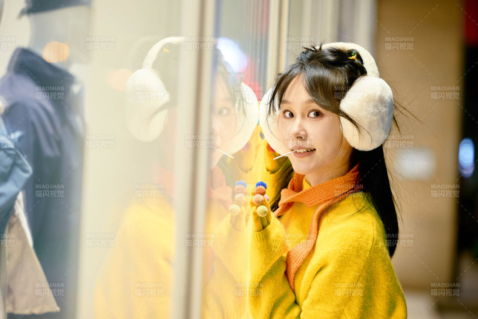 冬季夜晚在都市街头拍照的东方美女图片