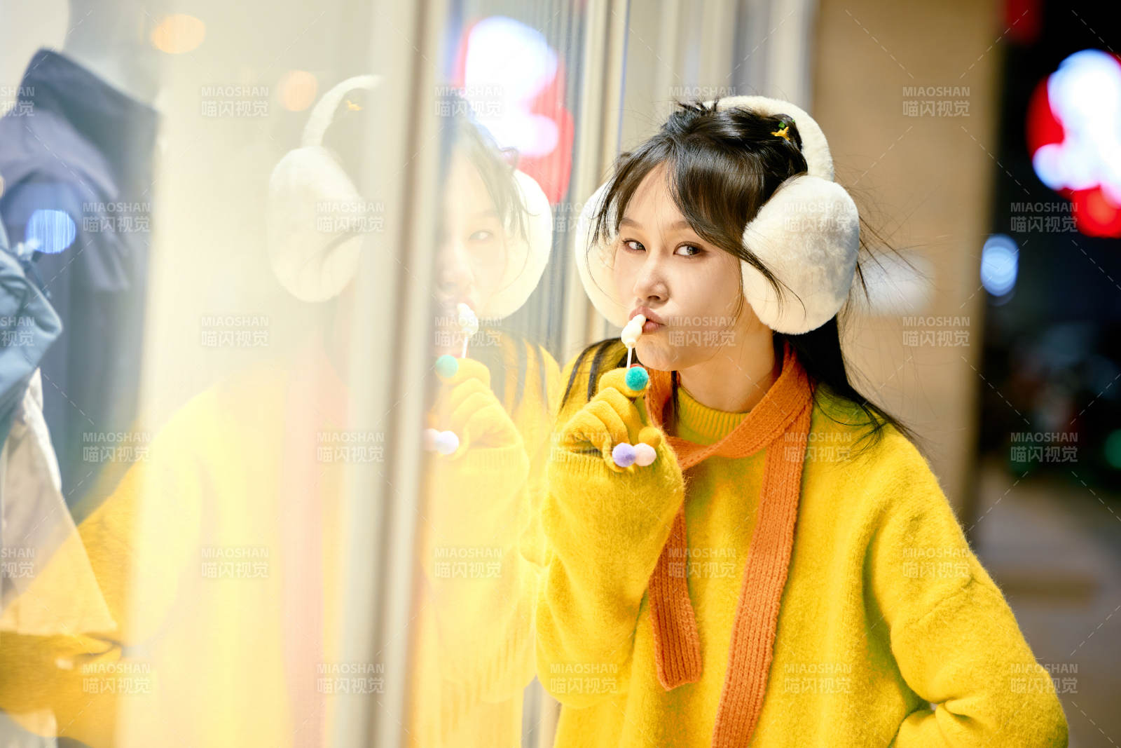 冬季夜晚在都市街头拍照的东方美女图片