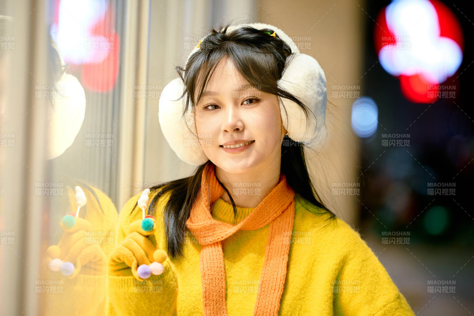 冬季夜晚在都市街头拍照的东方美女图片