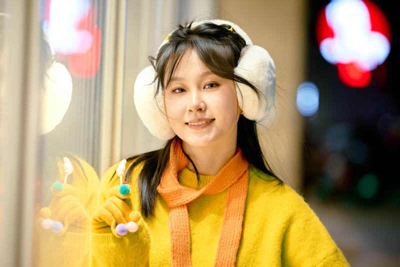 冬季夜晚在都市街头拍照的东方美女图片