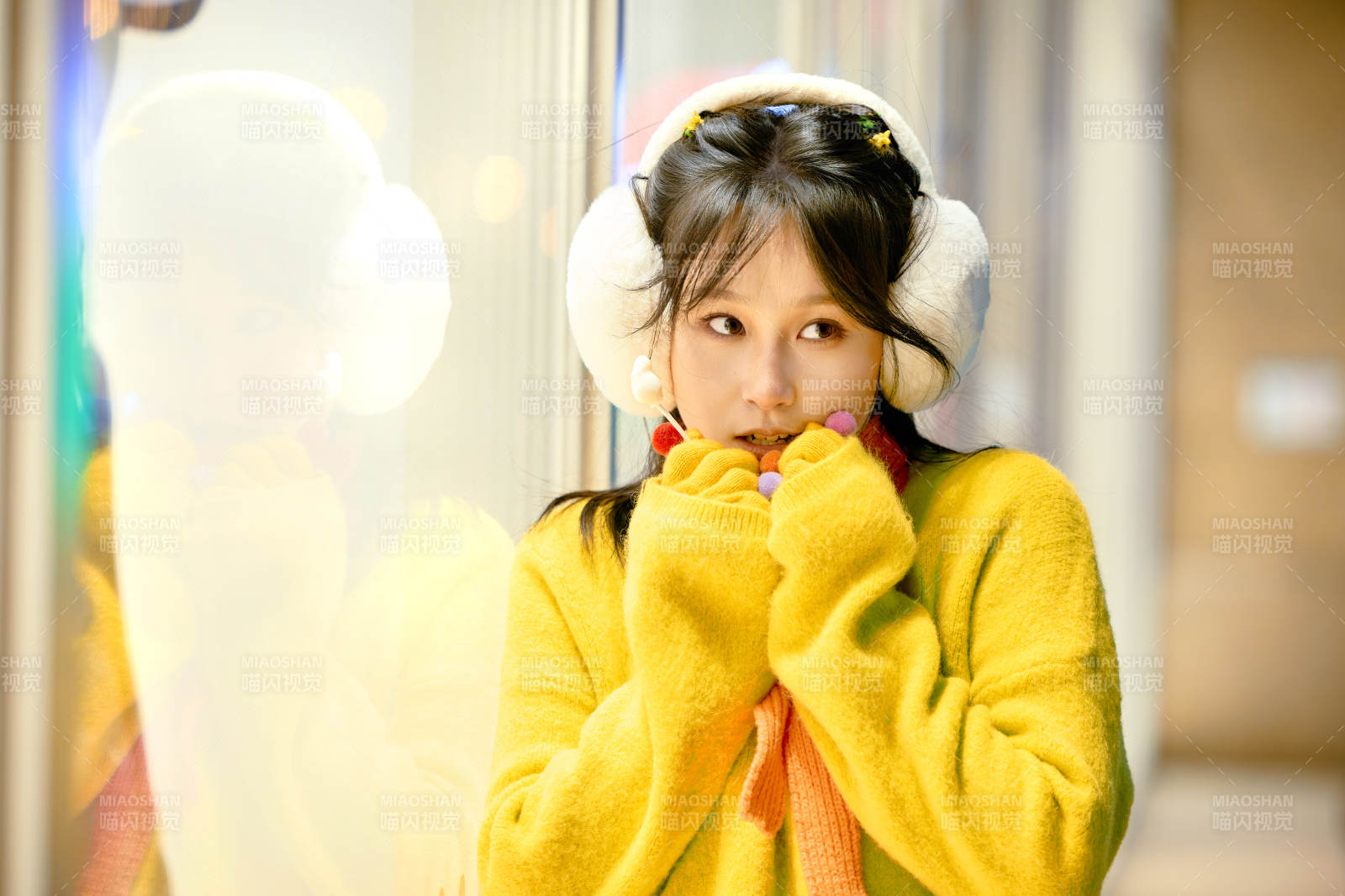 冬季夜晚在都市街头拍照的东方美女图片