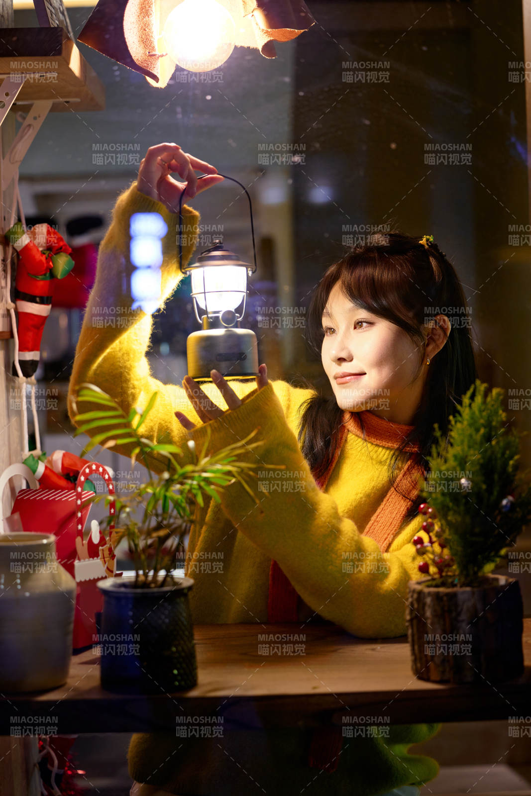 冬季夜晚在咖啡店品尝咖啡的东方美女图片