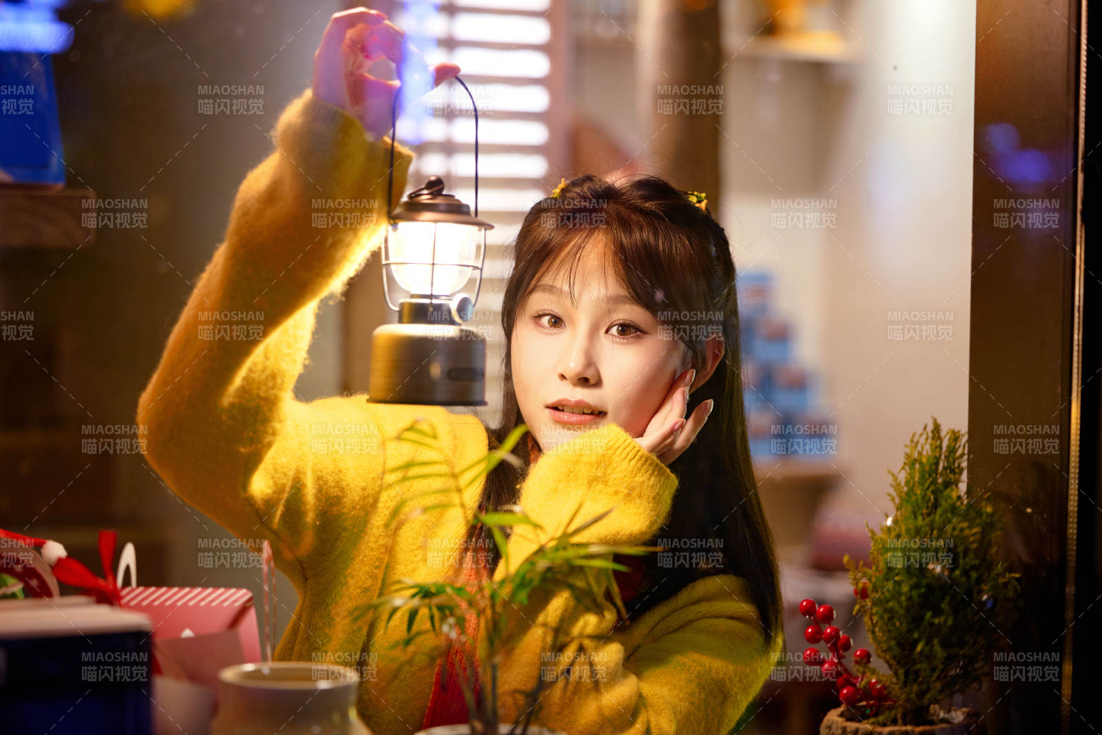 冬季夜晚在咖啡店品尝咖啡的东方美女图片