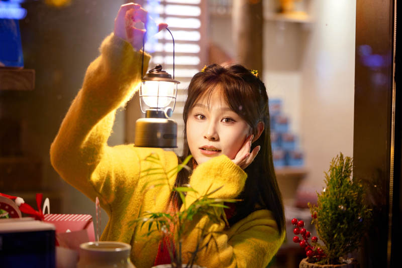 冬季夜晚在咖啡店品尝咖啡的东方美女图片