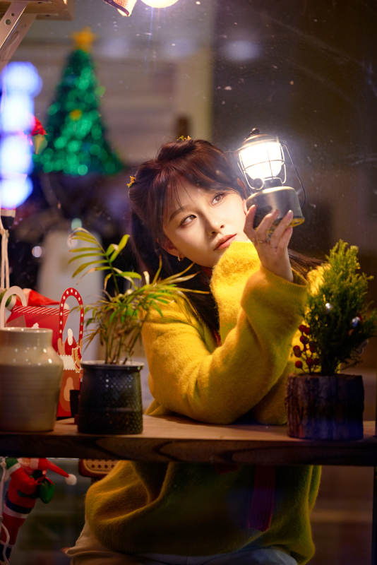 冬季夜晚在咖啡店品尝咖啡的东方美女图片