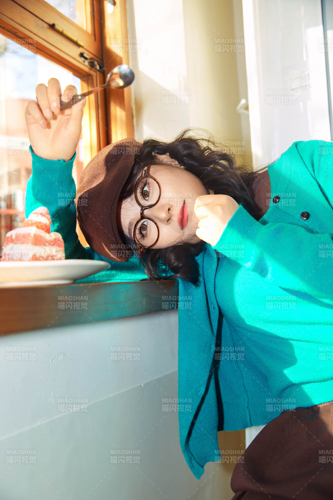 冬日午后坐在咖啡店吃蛋糕喝咖啡的亚洲美女图片