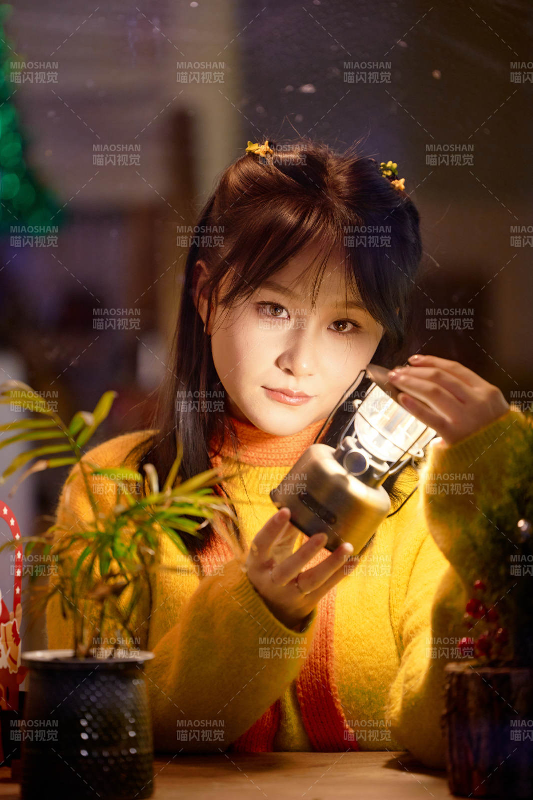 冬季夜晚在咖啡店品尝咖啡的东方美女图片