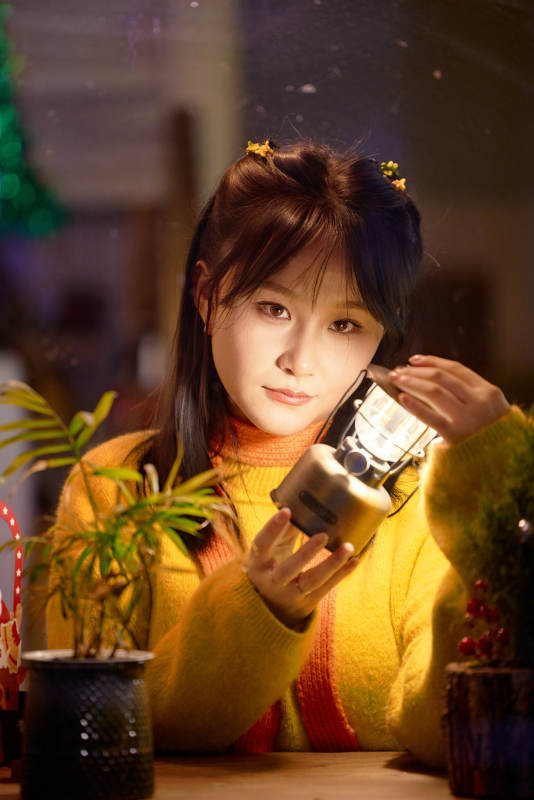 冬季夜晚在咖啡店品尝咖啡的东方美女图片