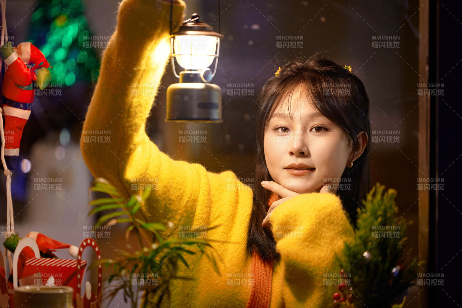 冬季夜晚在咖啡店品尝咖啡的东方美女图片