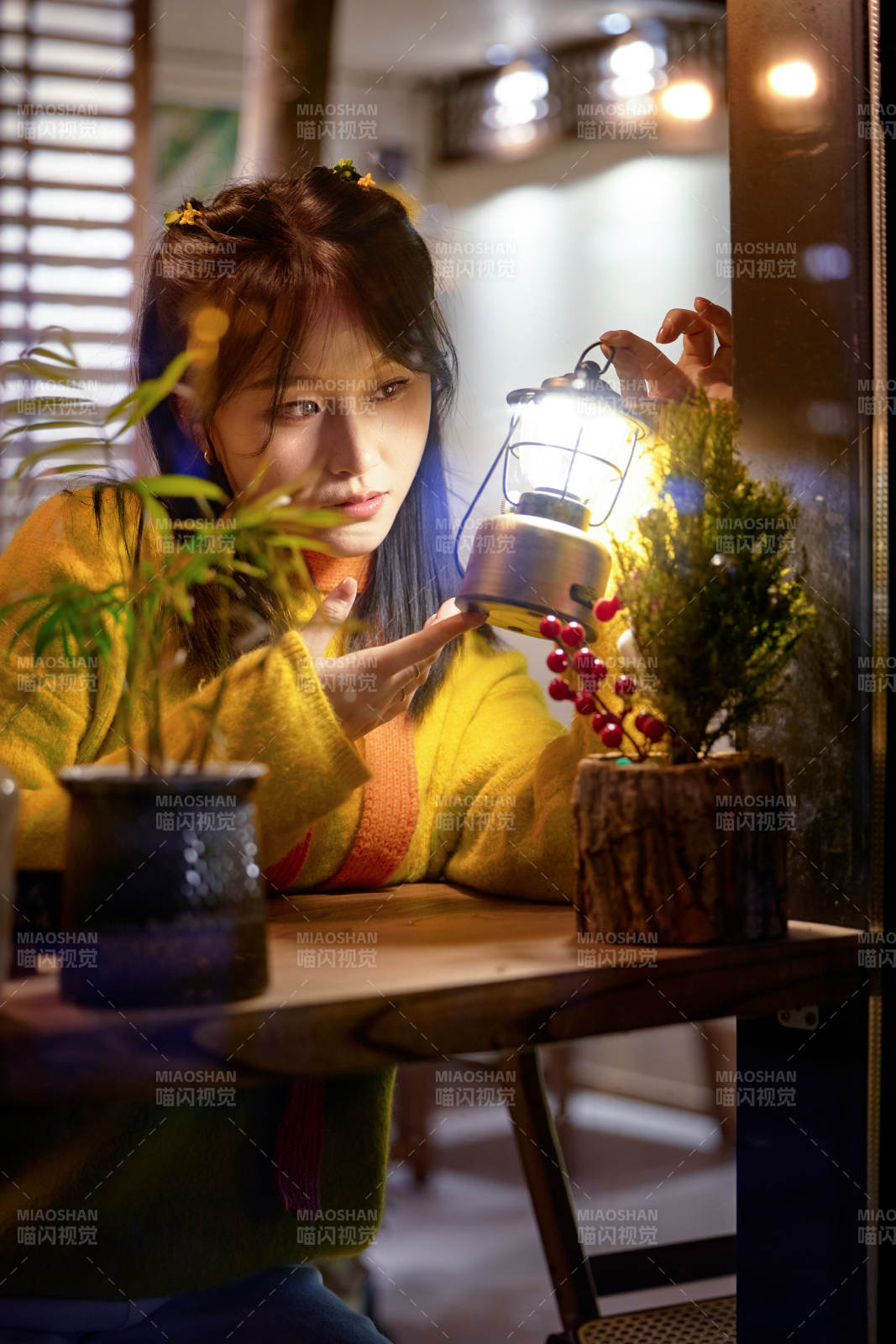 冬季夜晚在咖啡店品尝咖啡的东方美女图片
