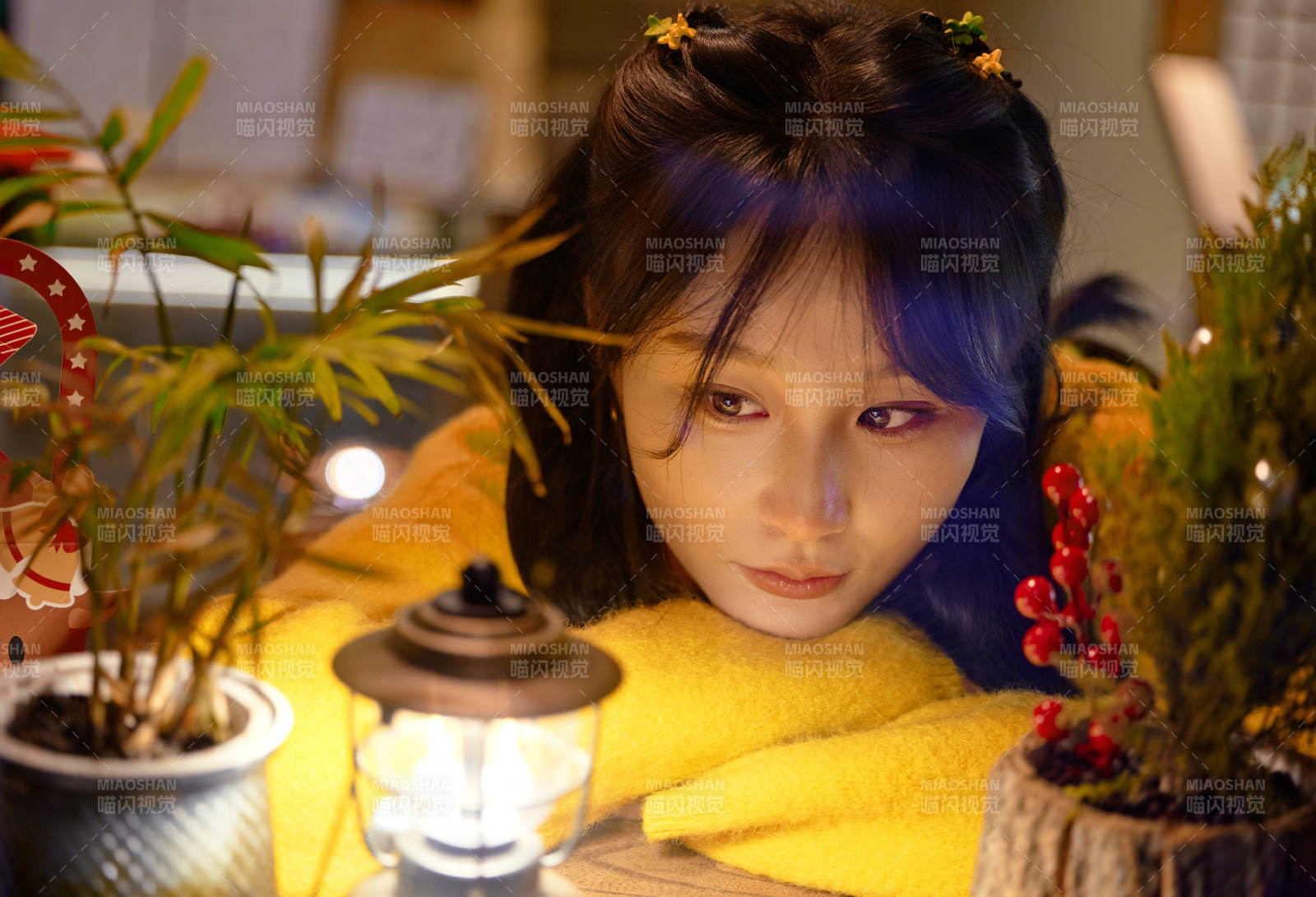 冬季夜晚在咖啡店品尝咖啡的东方美女图片