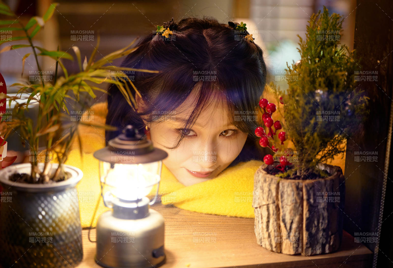 冬季夜晚在咖啡店品尝咖啡的东方美女图片