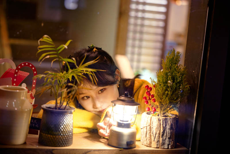 冬季夜晚在咖啡店品尝咖啡的东方美女图片