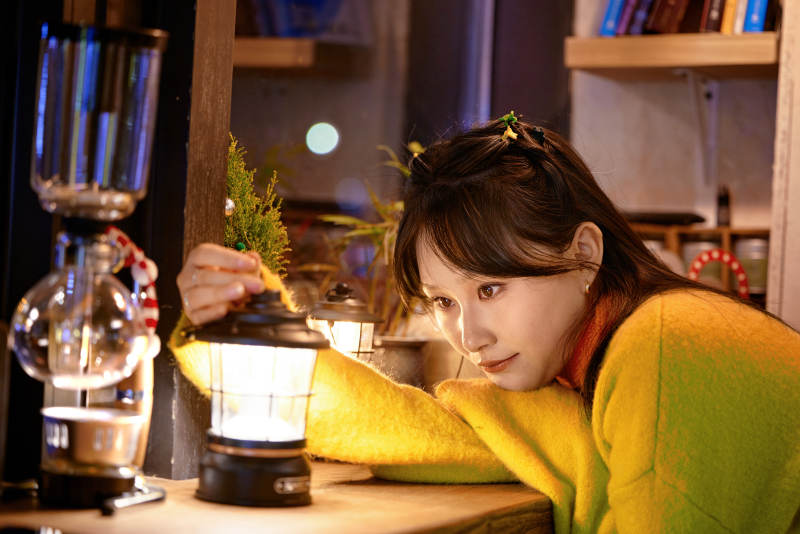 冬季夜晚在咖啡店品尝咖啡的东方美女图片