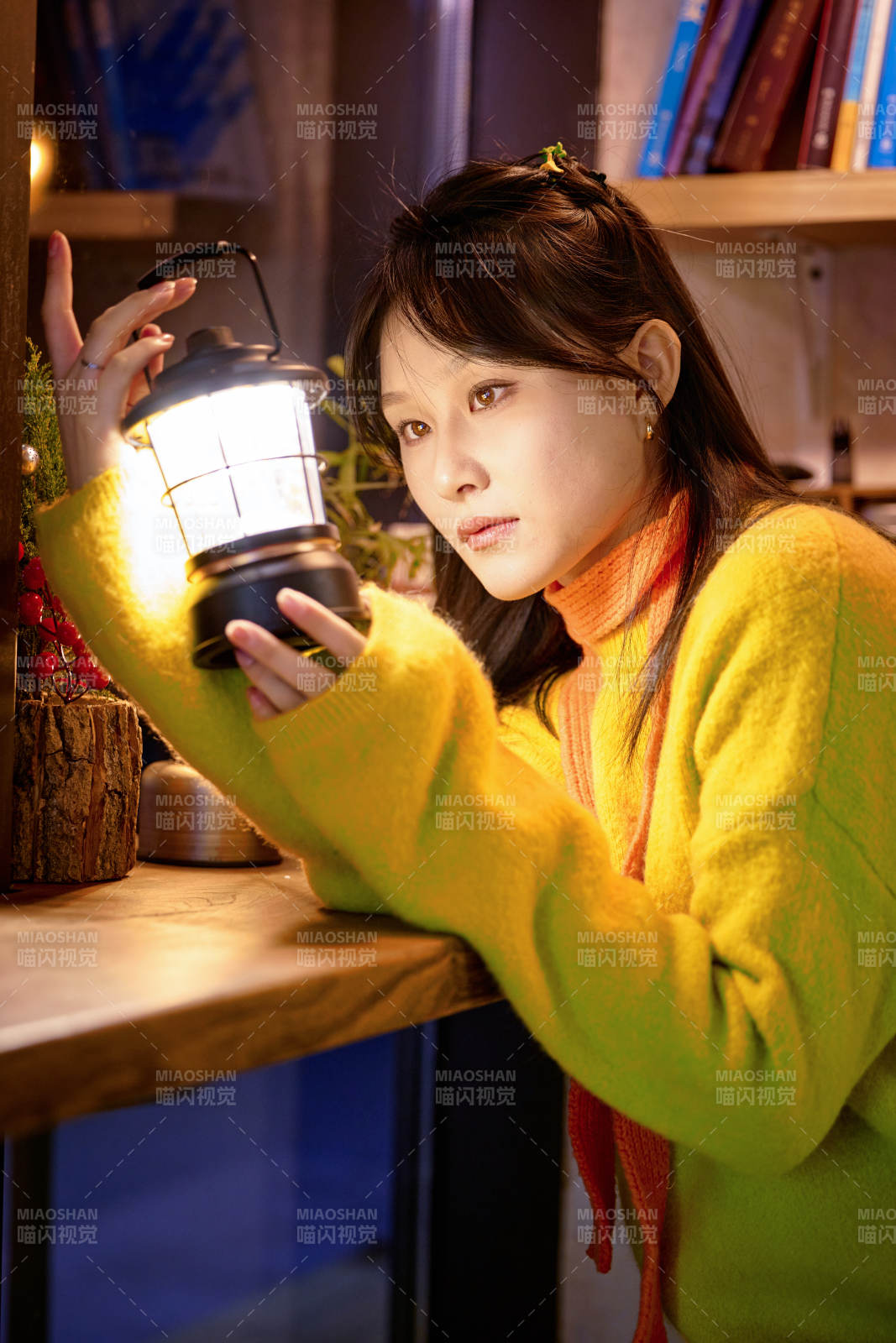 冬季夜晚在咖啡店品尝咖啡的东方美女图片