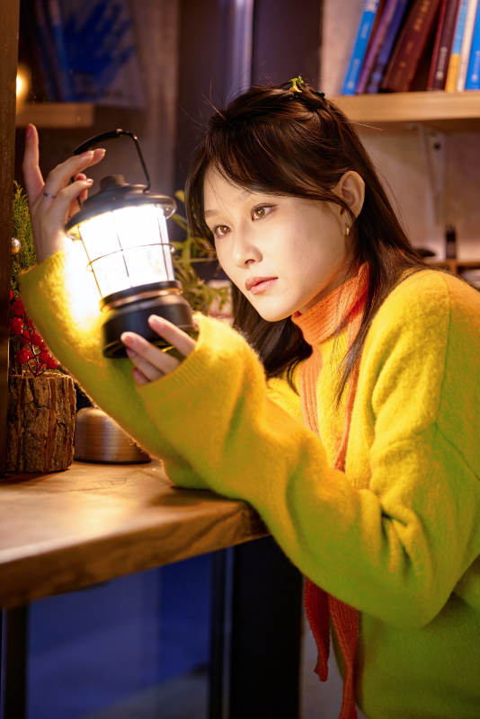 冬季夜晚在咖啡店品尝咖啡的东方美女图片