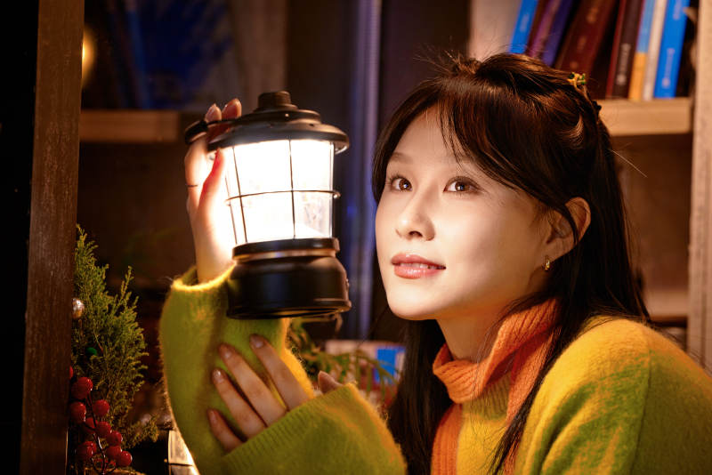 冬季夜晚在咖啡店品尝咖啡的东方美女图片