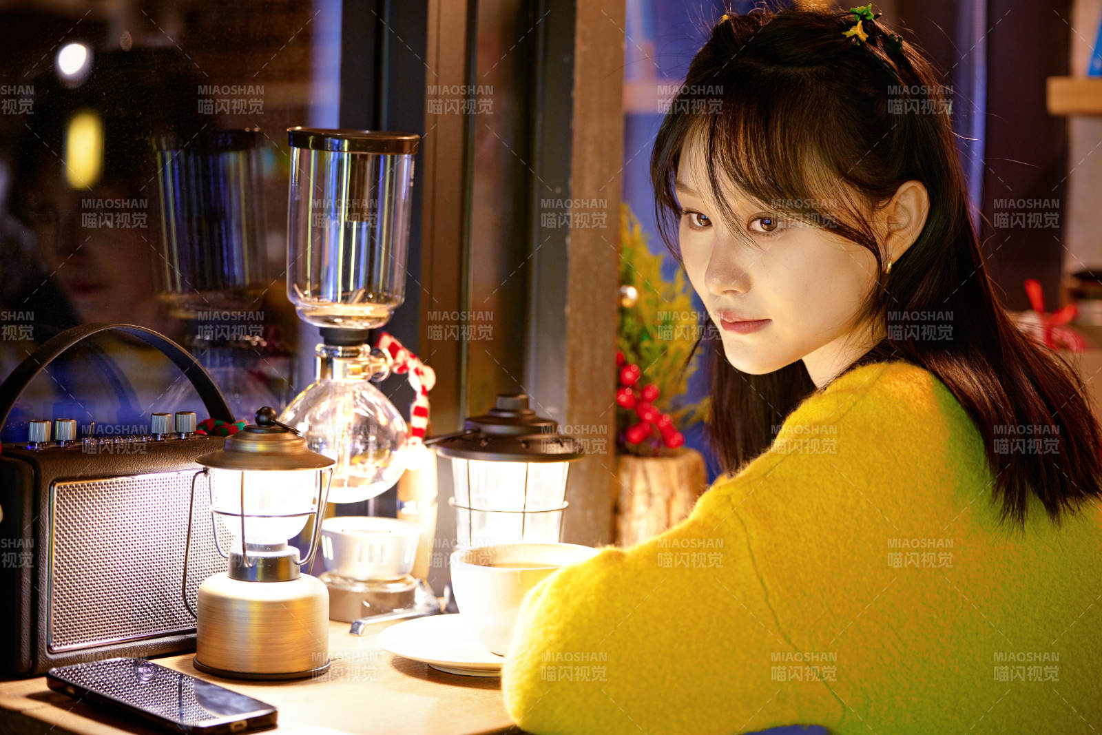 冬季夜晚在咖啡店品尝咖啡的东方美女图片