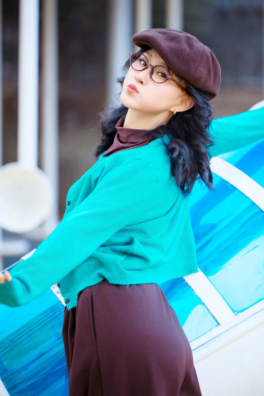 初冬季节在户外拍照的亚洲美女图片