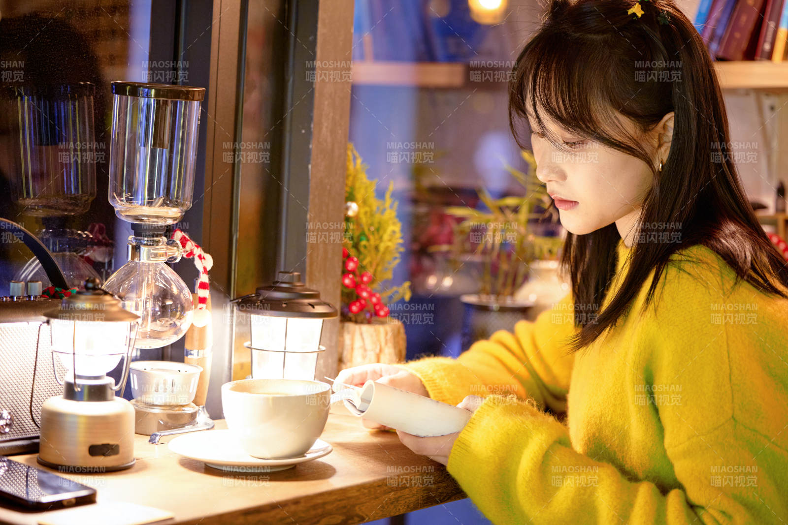 冬季夜晚在咖啡店品尝咖啡的东方美女图片