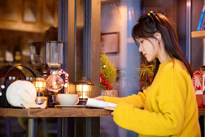 冬季夜晚在咖啡店品尝咖啡的东方美女图片