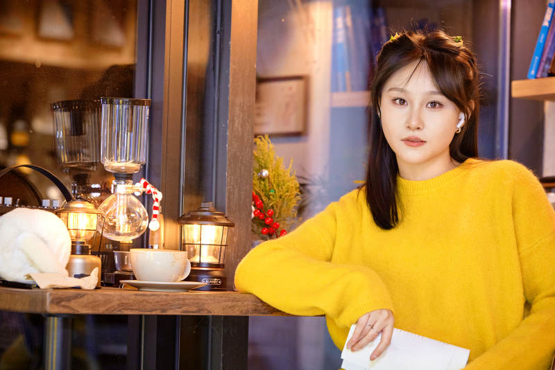 冬季夜晚在咖啡店品尝咖啡的东方美女图片