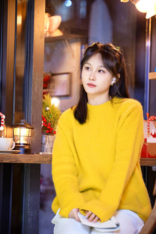 冬季夜晚在咖啡店品尝咖啡的东方美女图片