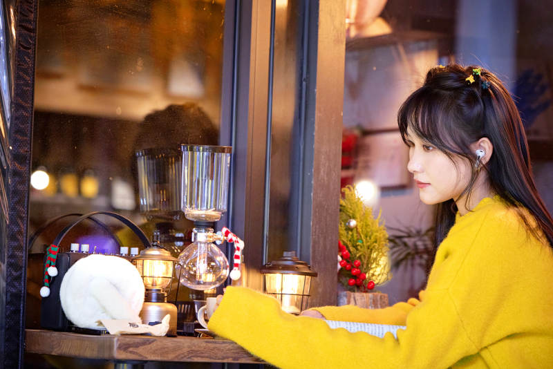 冬季夜晚在咖啡店品尝咖啡的东方美女图片