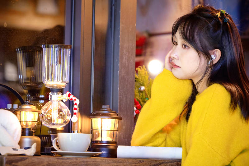 冬季夜晚在咖啡店品尝咖啡的东方美女图片