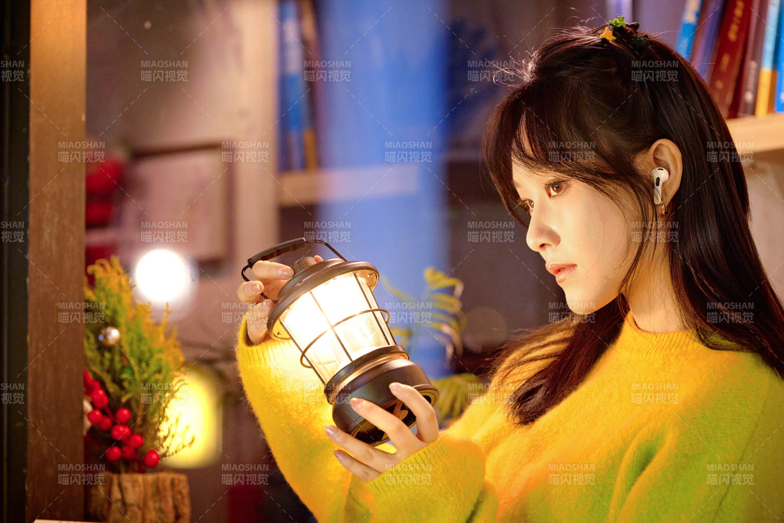 冬季夜晚在咖啡店品尝咖啡的东方美女图片