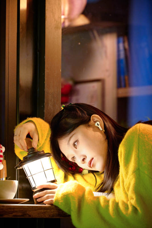 冬季夜晚在咖啡店品尝咖啡的东方美女图片