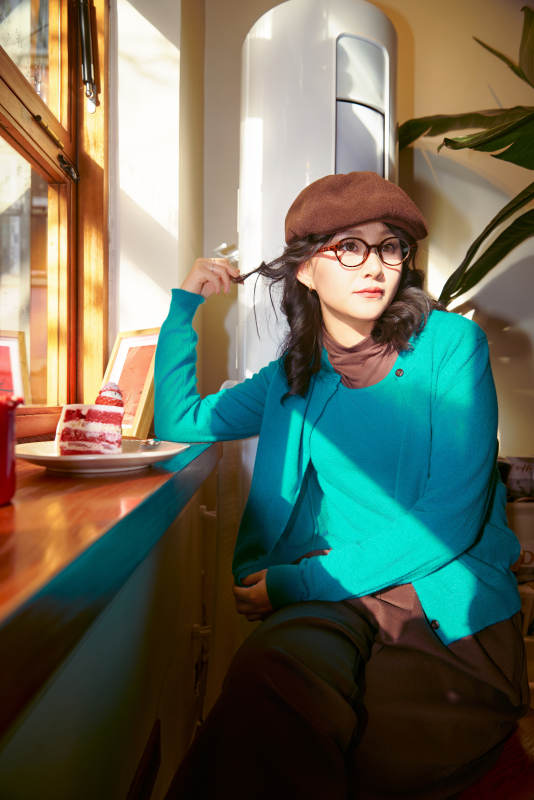 冬日午后坐在咖啡店吃蛋糕喝咖啡的亚洲美女图片