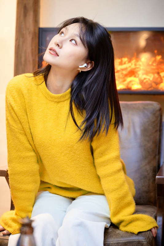 冬季在网红打卡店探店拍照的东方美女图片