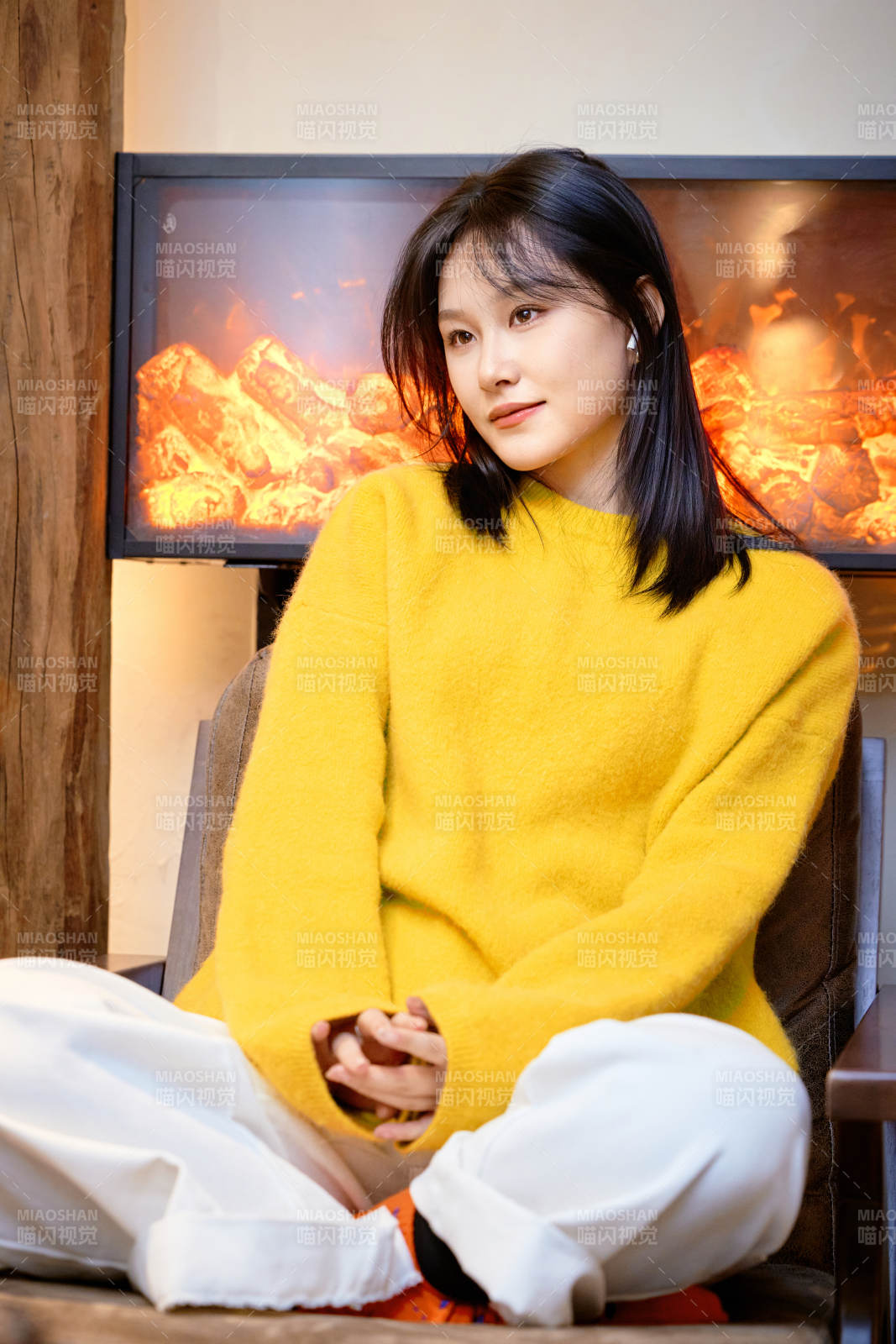 冬季在网红打卡店探店拍照的东方美女图片